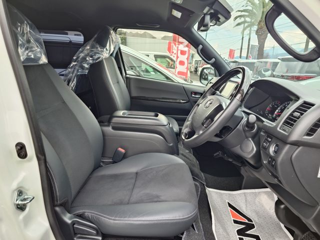 REGIUSACE 2WD van