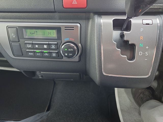 REGIUSACE 2WD van