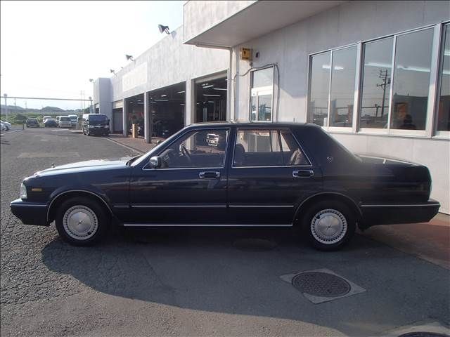 GLORIA sedan