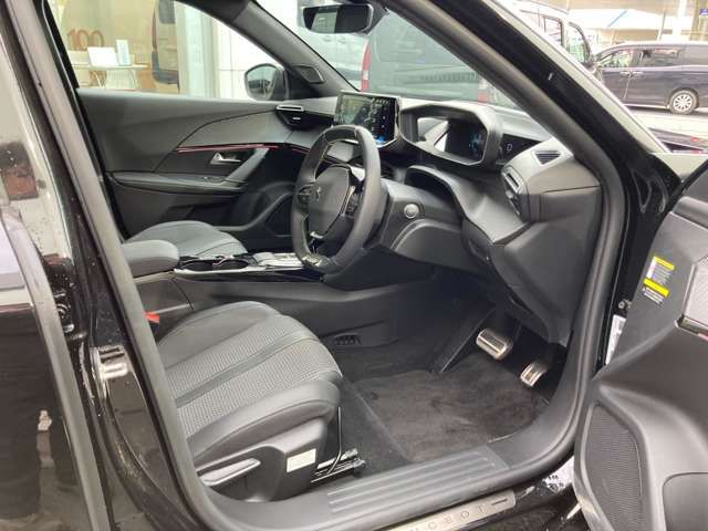 PEUGEOT e-2008